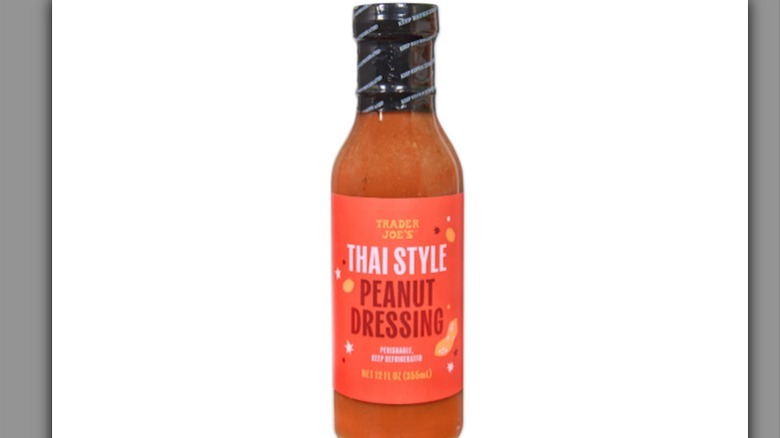Botellas de aderezo de maní estilo tailandés Trader Joe's en el estante