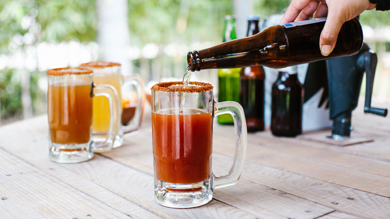 Se vierte cerveza en una michelada