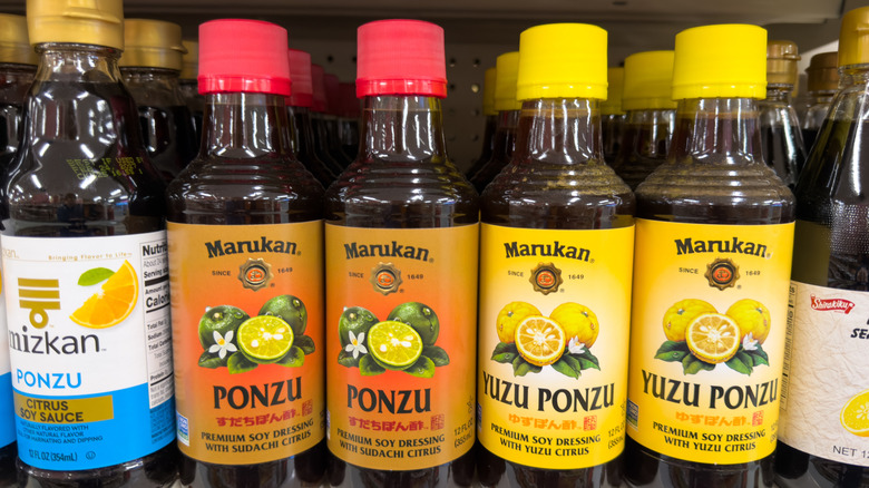Botellas de salsa Ponzu en el estante de una tienda de comestibles
