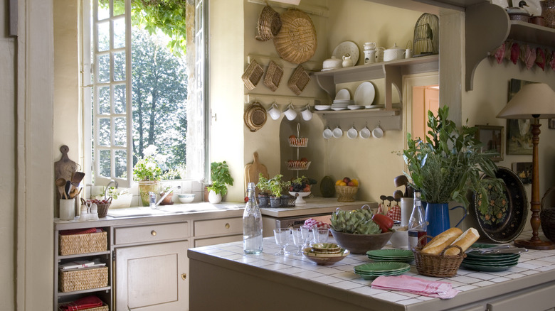 Cocina con varios cestos colgados en la pared. en una isla y se utiliza para almacenamiento en estanterías.