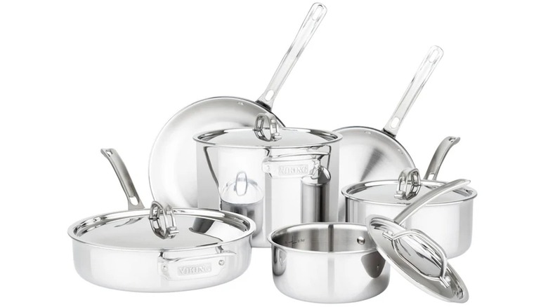 Colección de utensilios de cocina vikingos sobre fondo blanco.