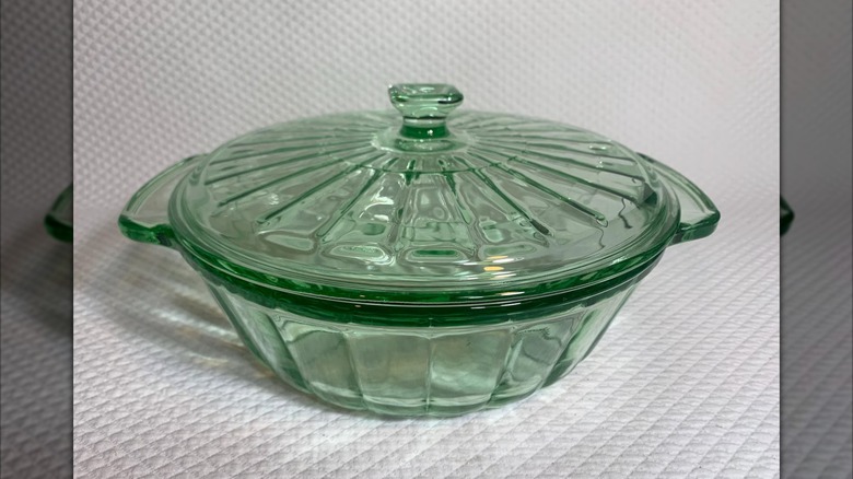 Martha Stewart Everyday cazuela con tapa sobre un fondo blanco texturizado