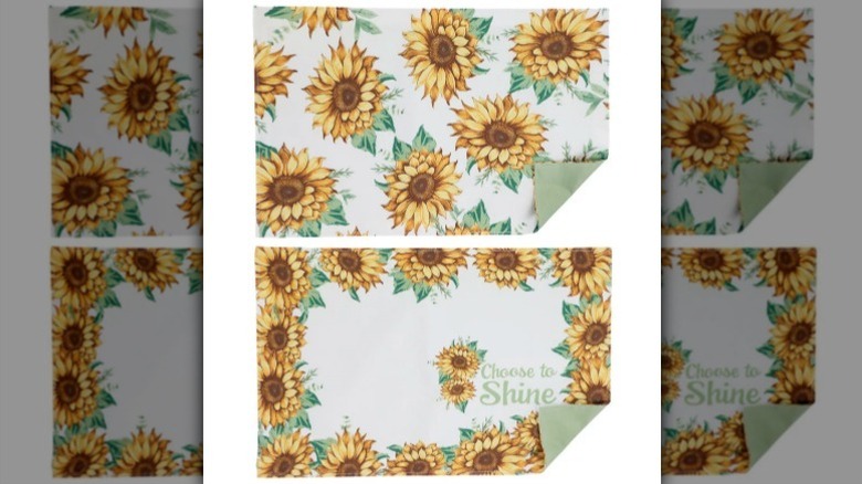 Manteles individuales de girasol sobre fondo blanco.