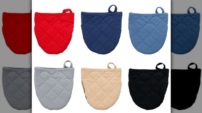 Surtido de mini guantes de horno sobre fondo blanco.