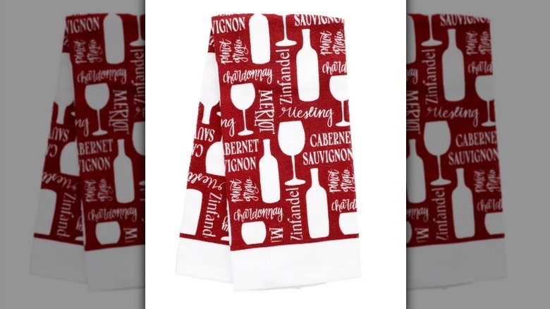 Toalla de cocina con temática de vino sobre fondo blanco.