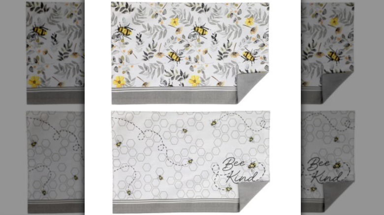 Mantel individual reversible de abeja sobre fondo blanco.