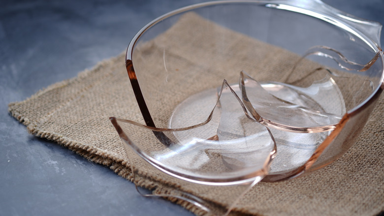 Plato de Pyrex roto en la mesa