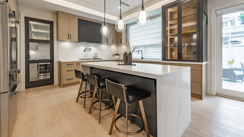 Interior de cocina con encimeras de mármol.