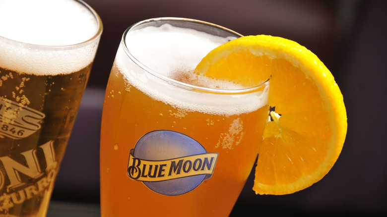 Vaso de luna azul con rodaja de naranja