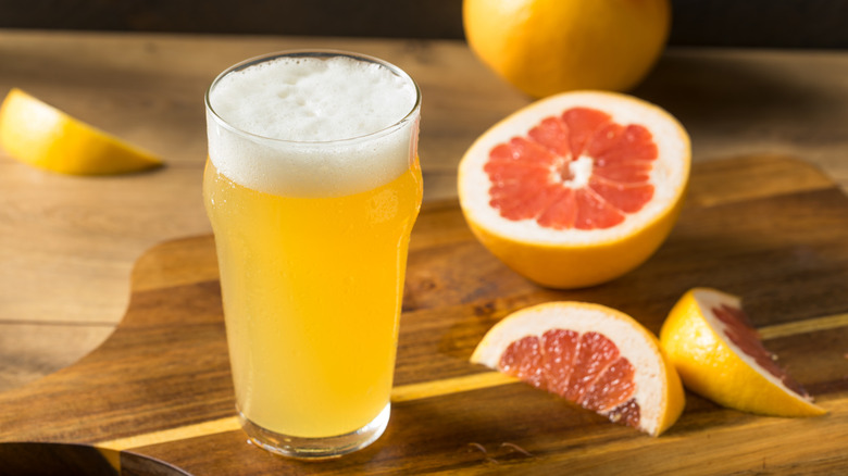 Vaso de radler de pomelo con pomelo en rodajas