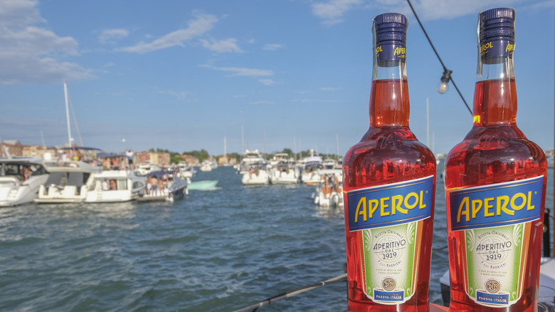 Botellas de Aperol en un barco.