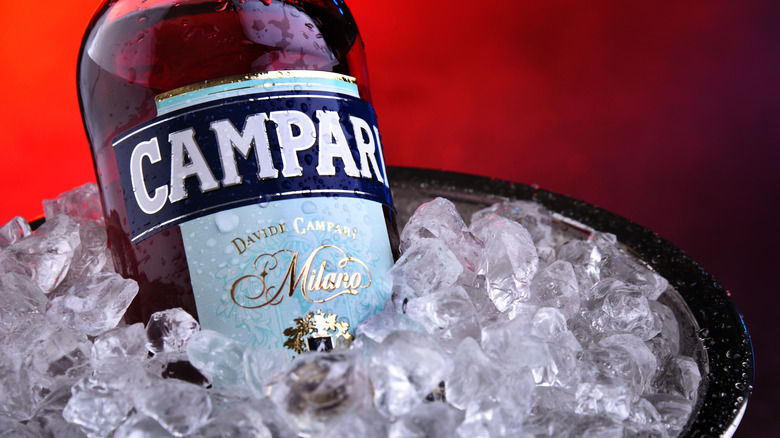 Una botella de Campari sobre hielo.