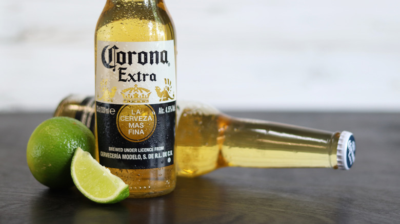 Botellas de Corona con rodajas de lima