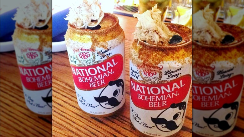 Latas de cerveza nacional bohemia con Old Bay y carne de cangrejo