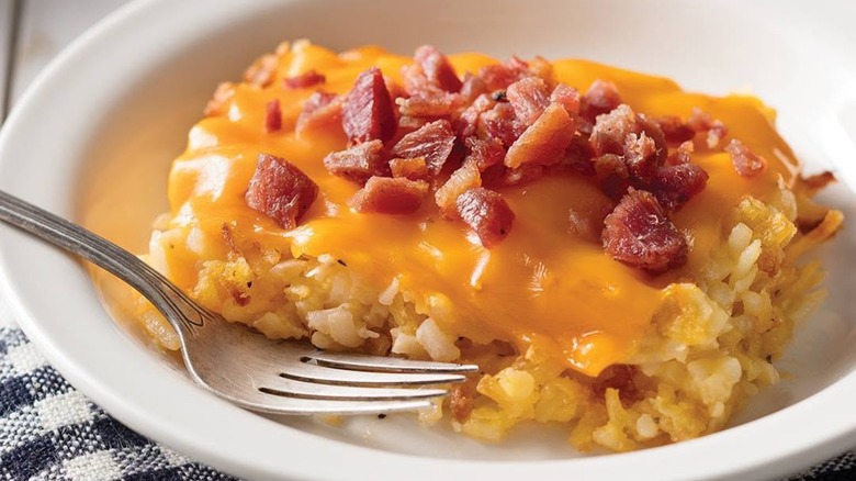 Cazuela de papas fritas cargada con Cracker Barrel