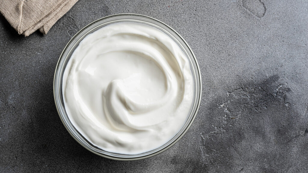 Convierta el yogur griego en una salsa sabrosa con estas 14 adiciones