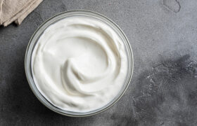Convierta el yogur griego en una salsa sabrosa con estas 14 adiciones