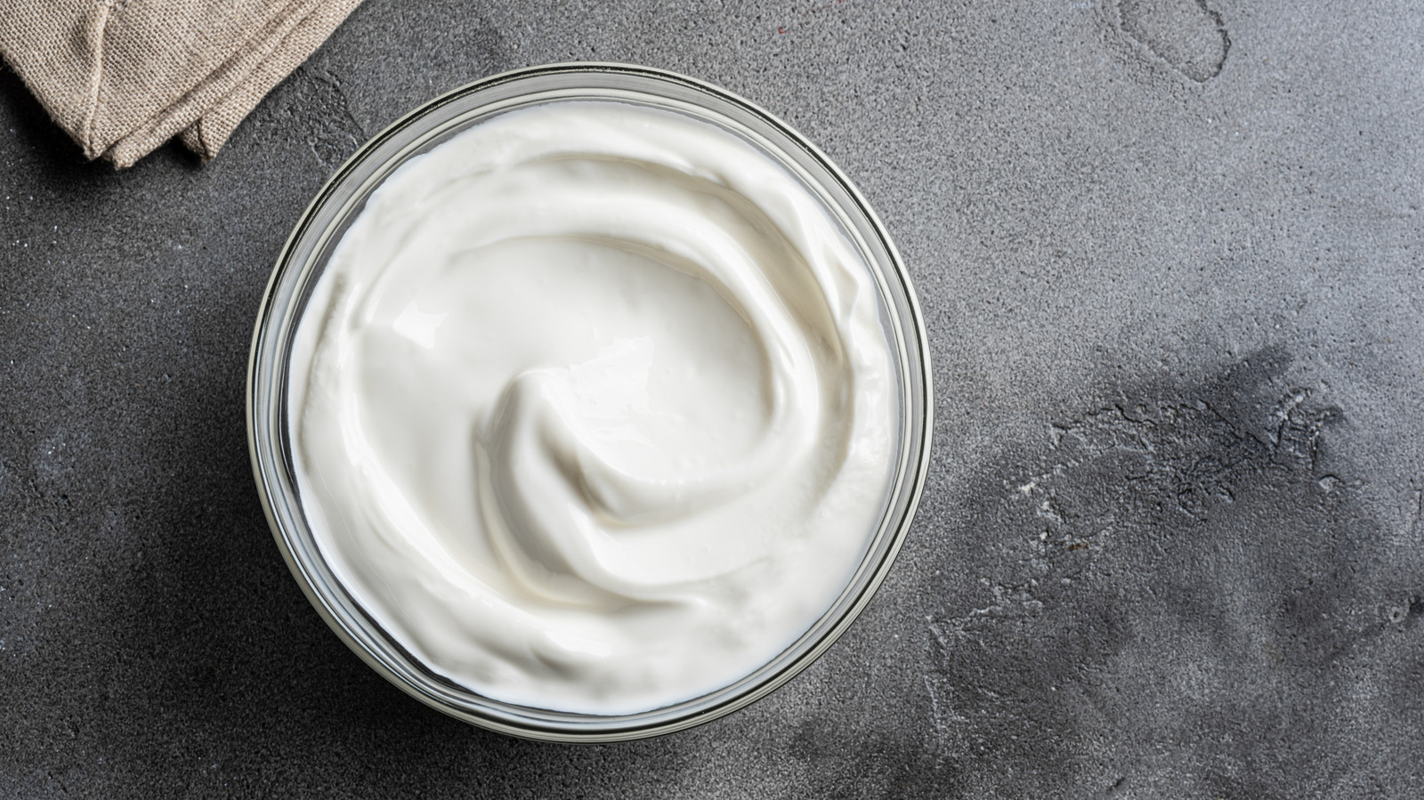 Convierta el yogur griego en una salsa sabrosa con estas 14 adiciones