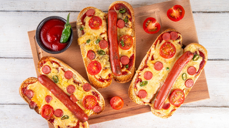 Pan de hot dog con forma de pizza
