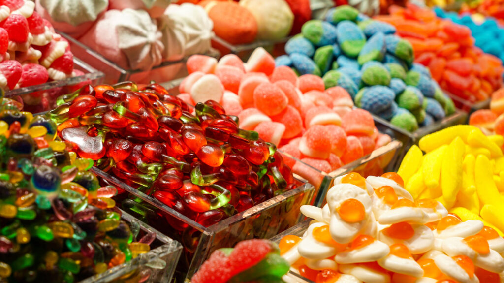 DIY-Er transforma artículos de árboles de 3 dólares en un simple almacenamiento de dulces