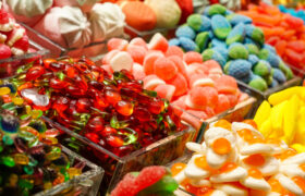 DIY-Er transforma artículos de árboles de 3 dólares en un simple almacenamiento de dulces