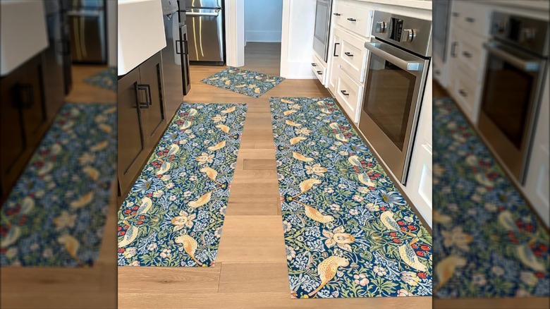 alfombras boho con estampado de pájaros en la cocina