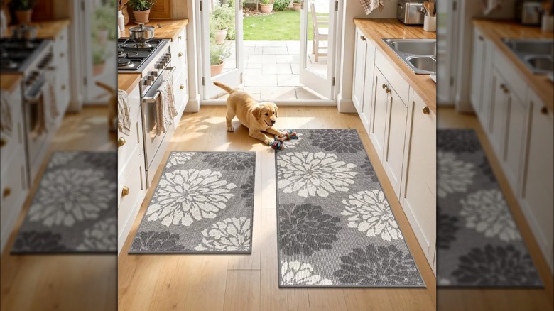 Cachorro jugando sobre una alfombra de cocina gris