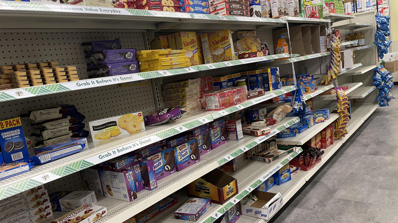Un estante de Dollar Tree escasamente abastecido