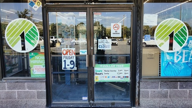 El frente de Dollar Tree con un "lo siento estamos cerrados" firmar