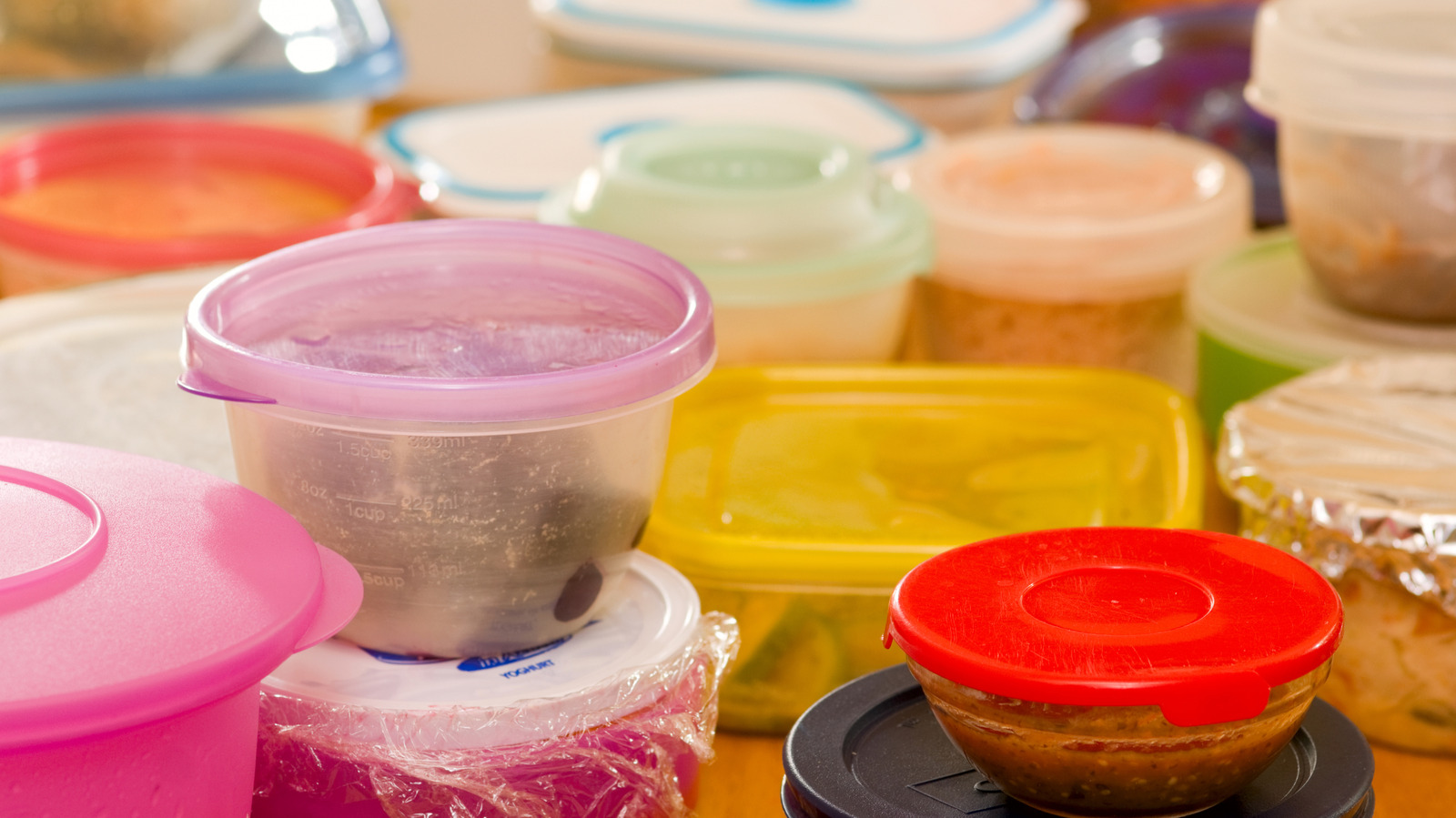 ¿Cuál es la vida útil promedio de los recipientes de plástico para alimentos?