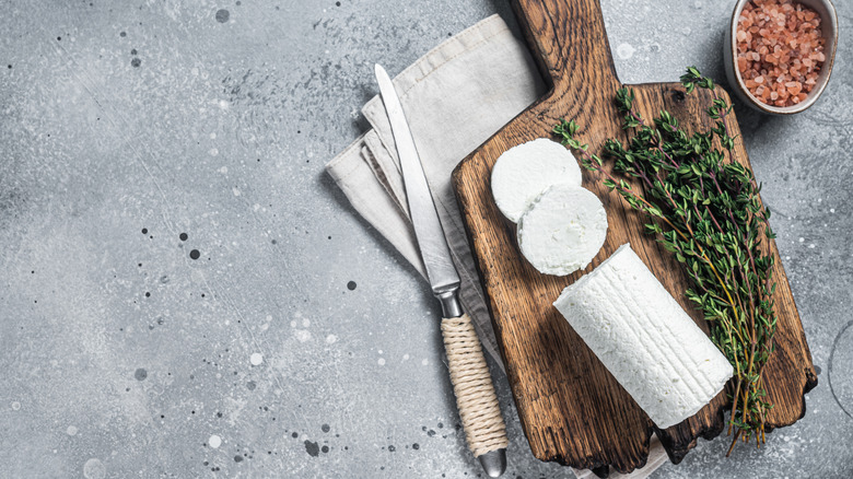 queso de cabra en rodajas