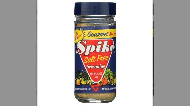 Una botella de condimento sin sal Spike sobre un fondo blanco.