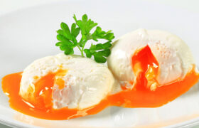 6 condimentos simples para realzar los huevos escalfados