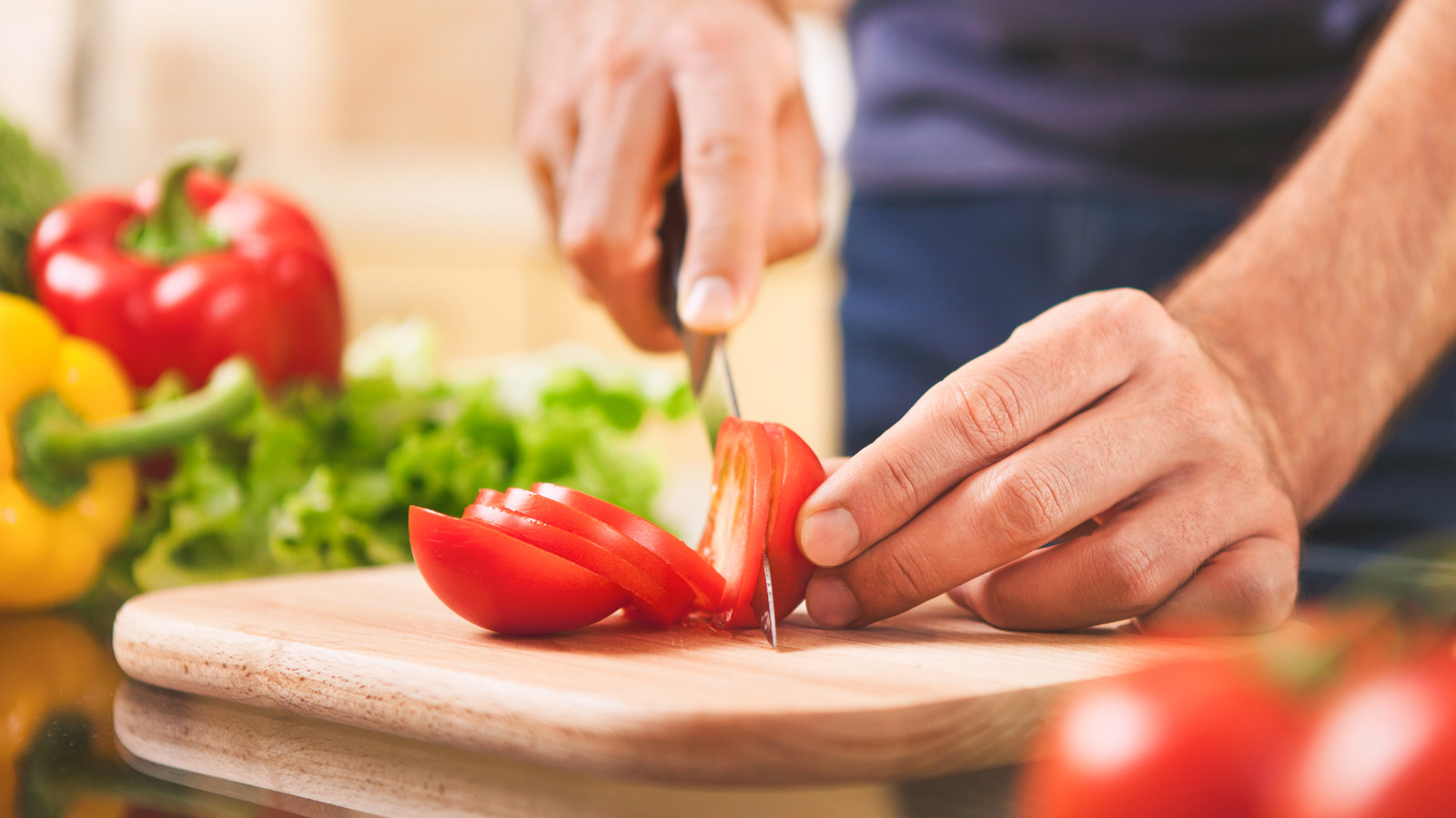 Los sándwiches de tomate merecen esta mejora cremosa que se esconde en su refrigerador
