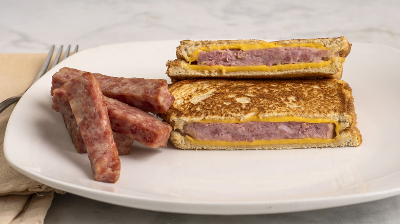 Sándwich de spam sobre pan tostado con queso