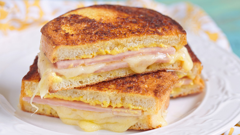 Sándwich Monte Cristo en plato blanco