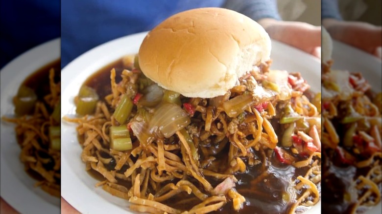 Sándwich de chow mein en plato blanco