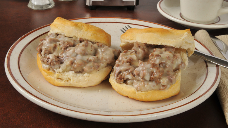 Sándwiches de carne picada con crema sobre panecillos tostados