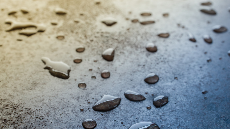 Gotas de agua en una plancha