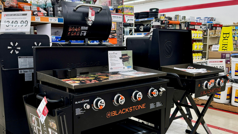 Dos planchas Blackstone en una tienda