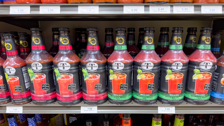Estante de la tienda lleno de Bloody Mary Mix de Mr. & Mrs. T