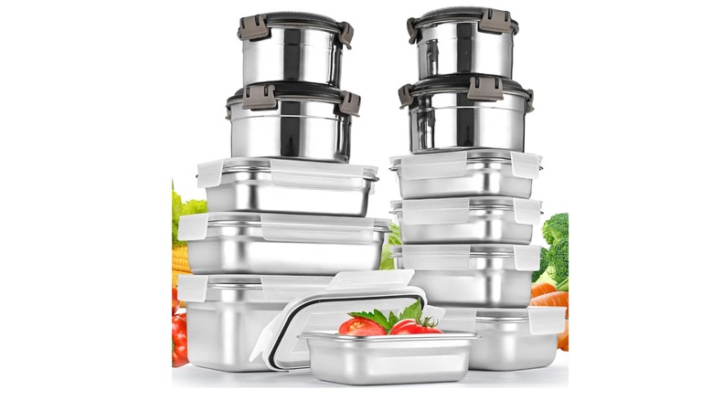 Una pila de recipientes de almacenamiento de alimentos de acero inoxidable.