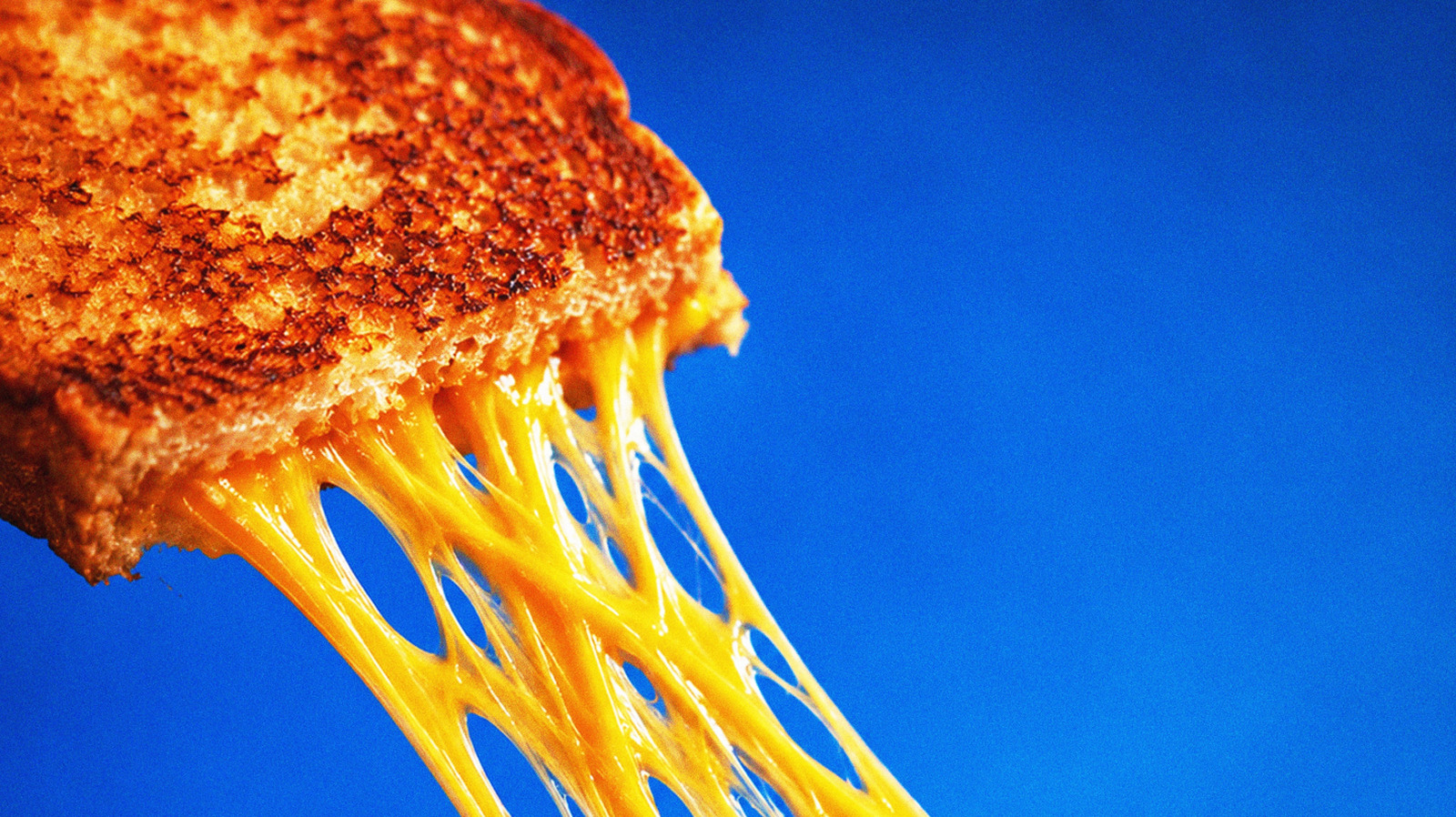 Horno tostador versus freidora: ¿cuál es mejor para un queso asado crujiente?