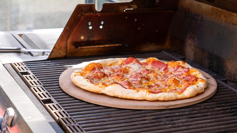 Pizza sobre piedra para pizza en horno casero