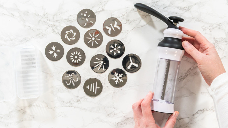 Prensa para galletas con varios discos.