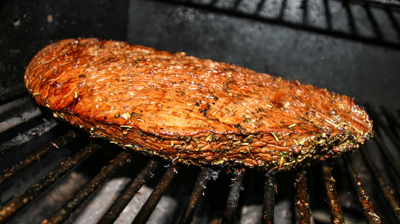 London Broil cocinar en una parrilla con rejillas de hierro