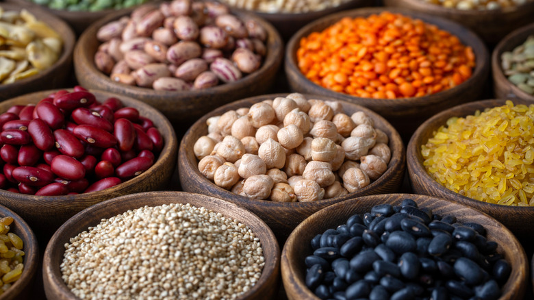 Cuencos de coloridos frijoles y granos secos