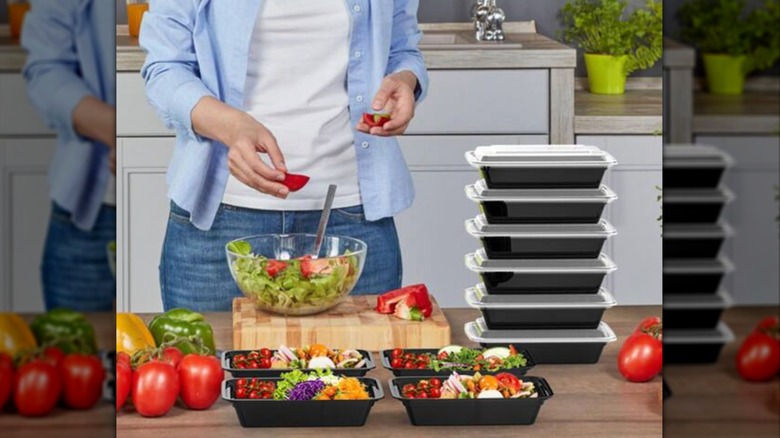 Una persona preparando comidas con recipientes de plástico con tapa Anqtovp