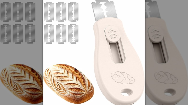 herramienta coja con navajas adicionales y barra de pan horneado con diseño