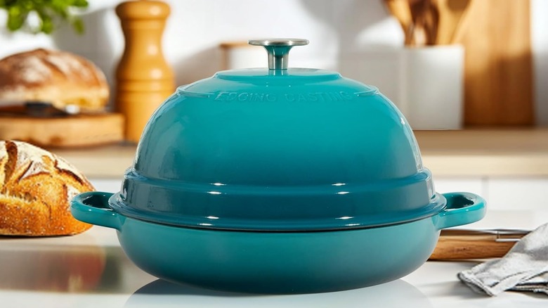 Panadero de horno holandés con cúpula de color verde azulado
